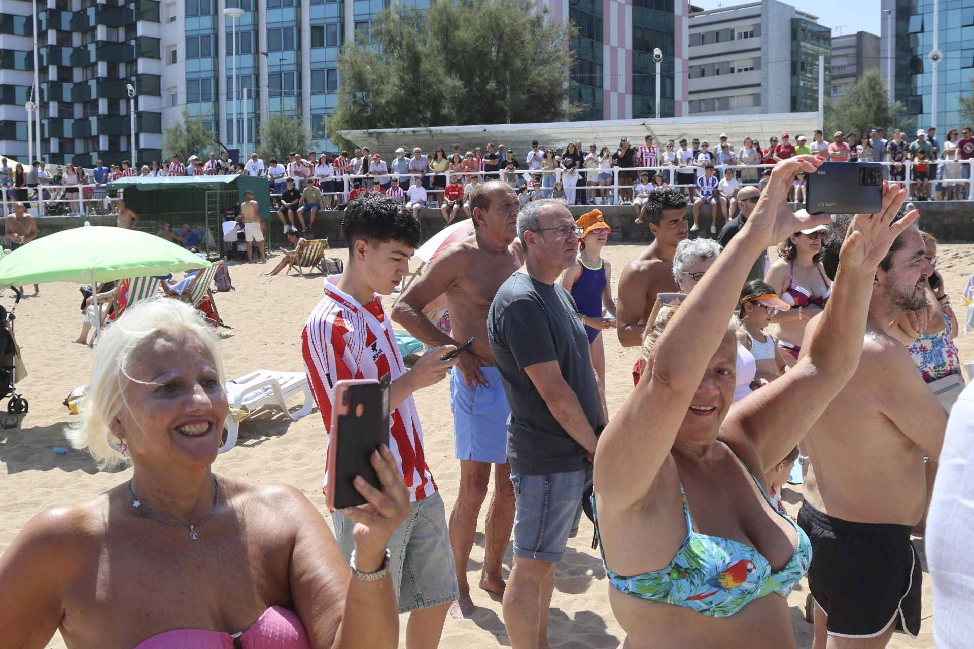 El Sporting de Gijón presenta su nueva equipación con una pachanga en la playa