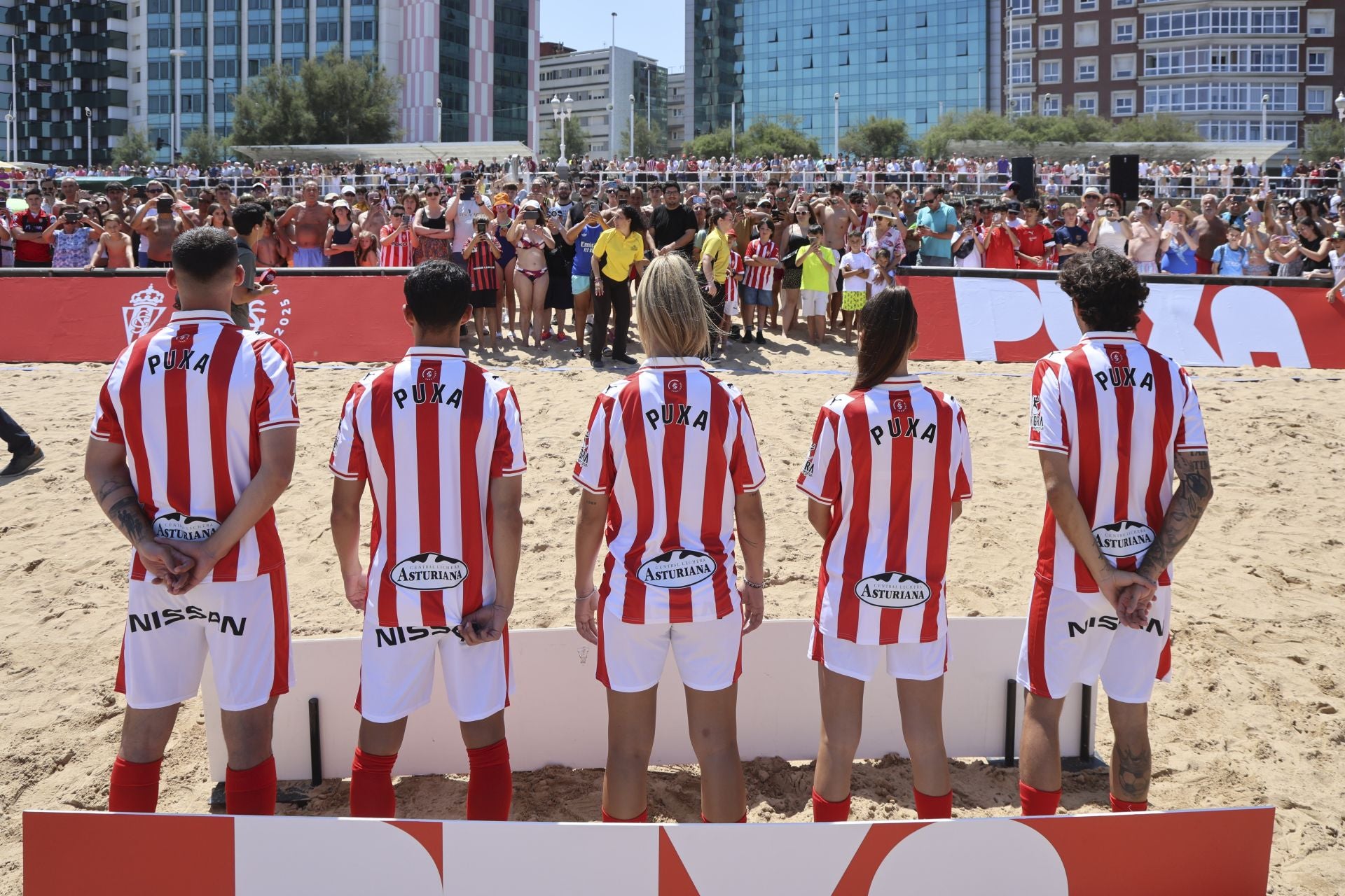 El Sporting de Gijón presenta su nueva equipación con una pachanga en la playa