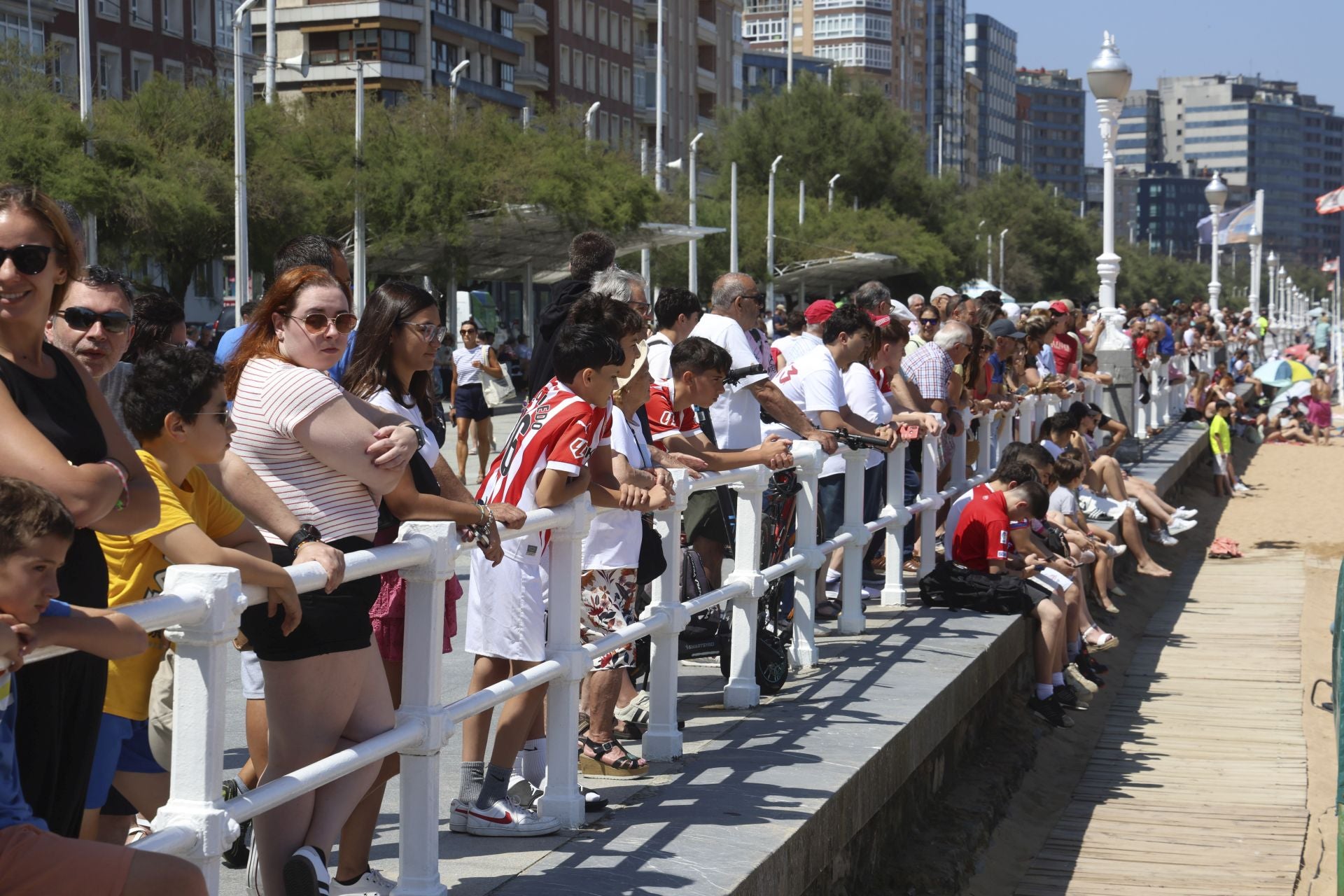 El Sporting de Gijón presenta su nueva equipación con una pachanga en la playa