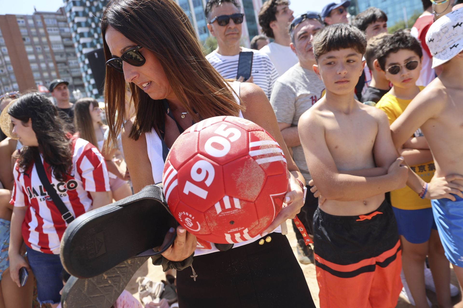 El Sporting de Gijón presenta su nueva equipación con una pachanga en la playa