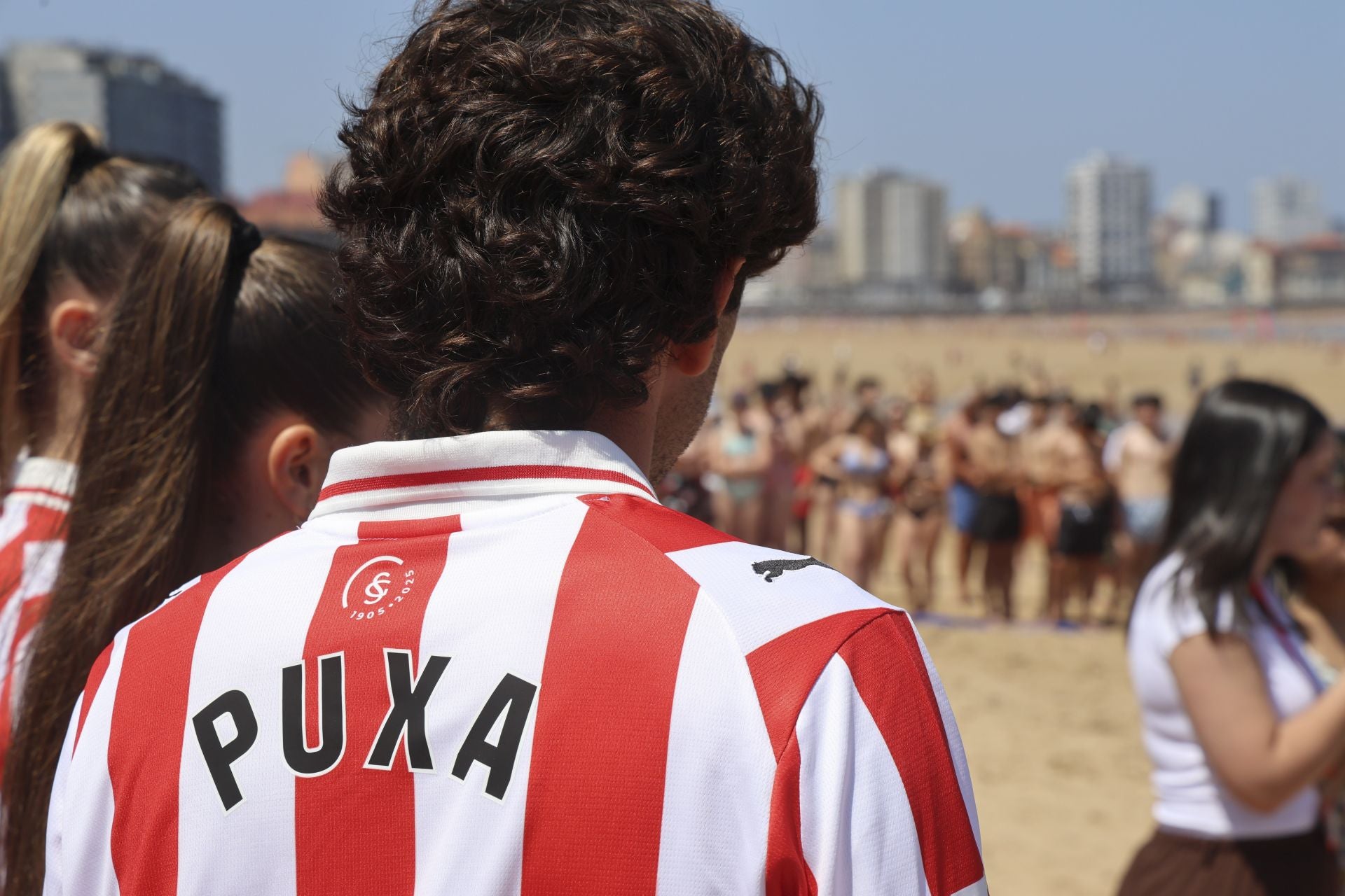 El Sporting de Gijón presenta su nueva equipación con una pachanga en la playa