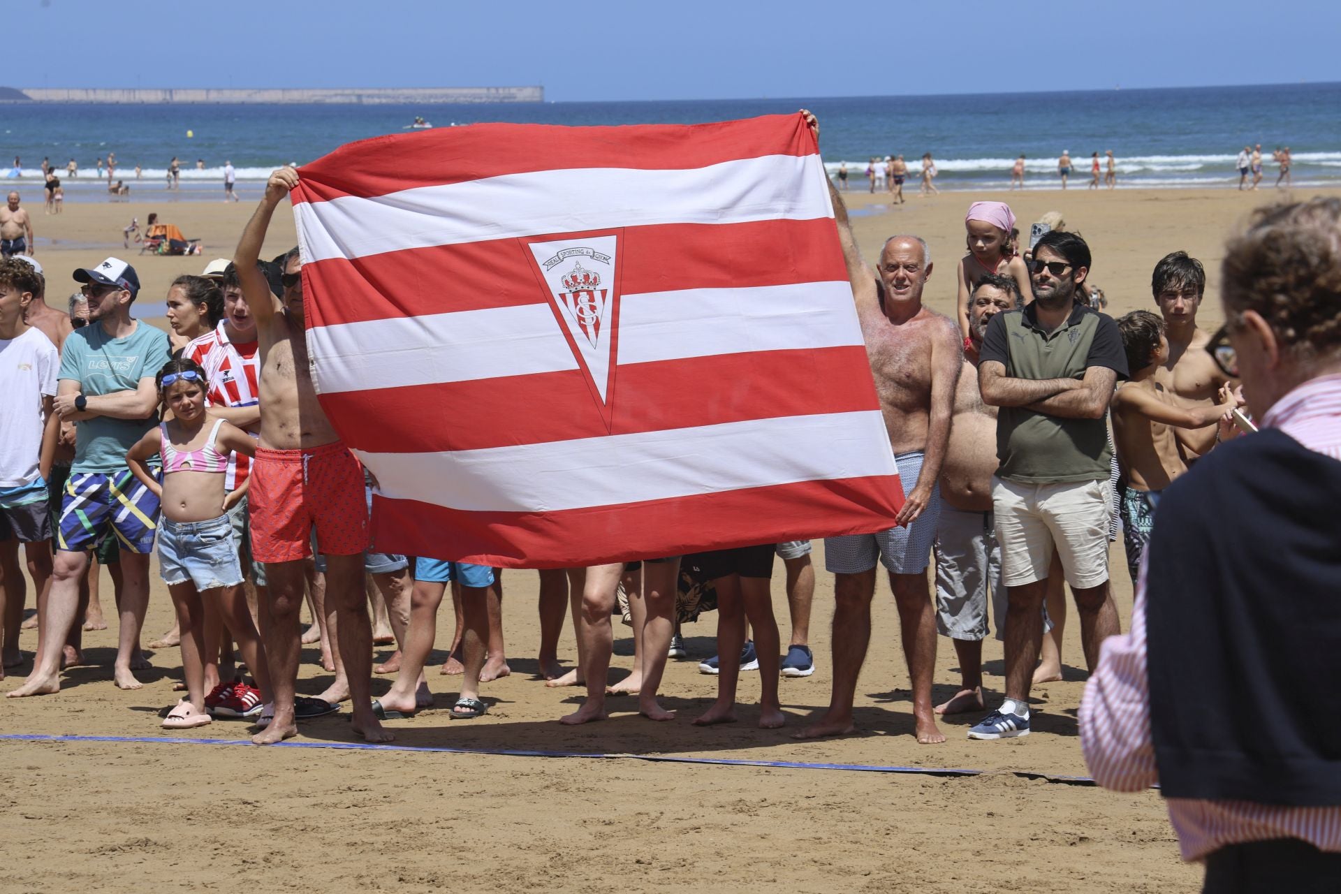 El Sporting de Gijón presenta su nueva equipación con una pachanga en la playa