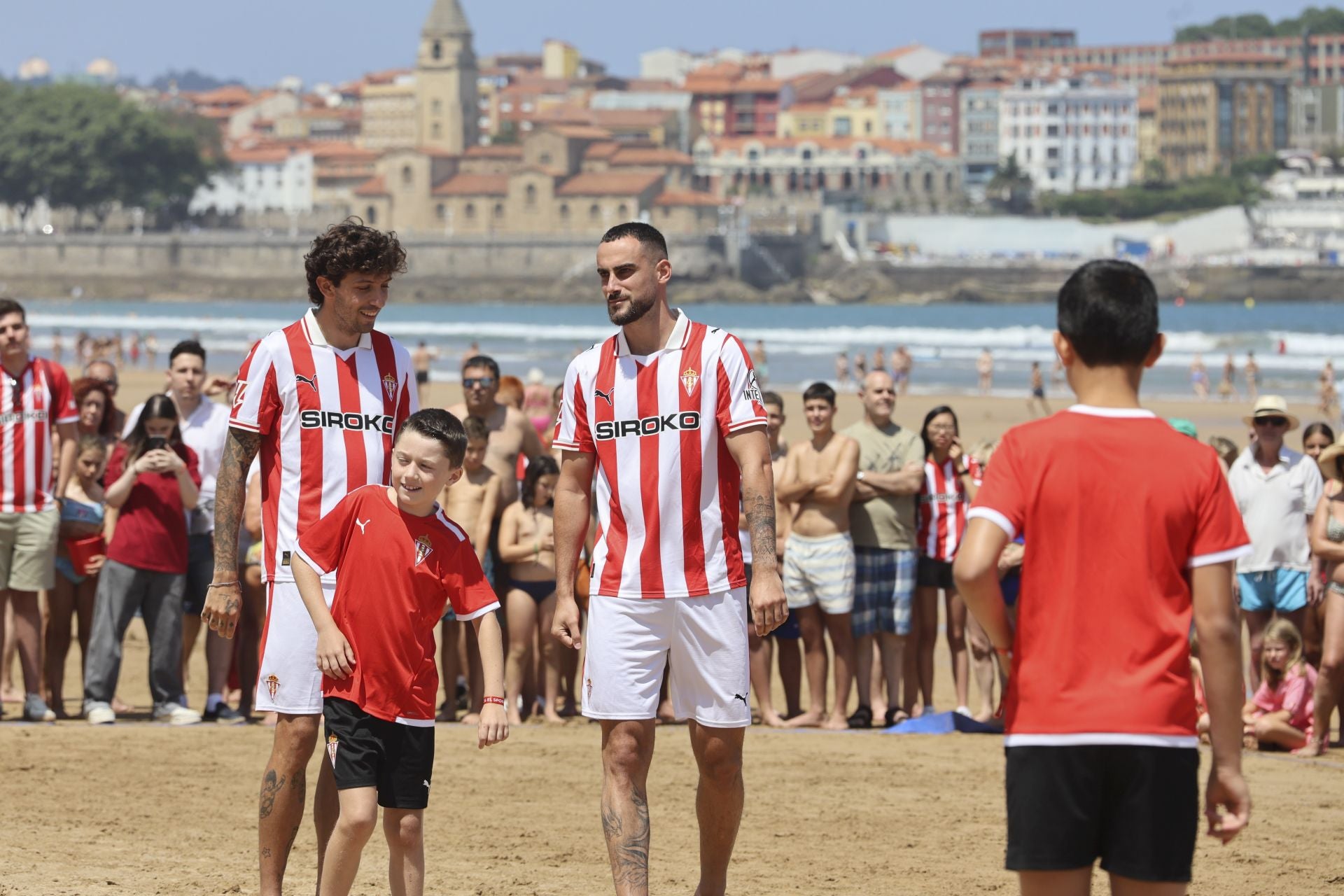 El Sporting de Gijón presenta su nueva equipación con una pachanga en la playa