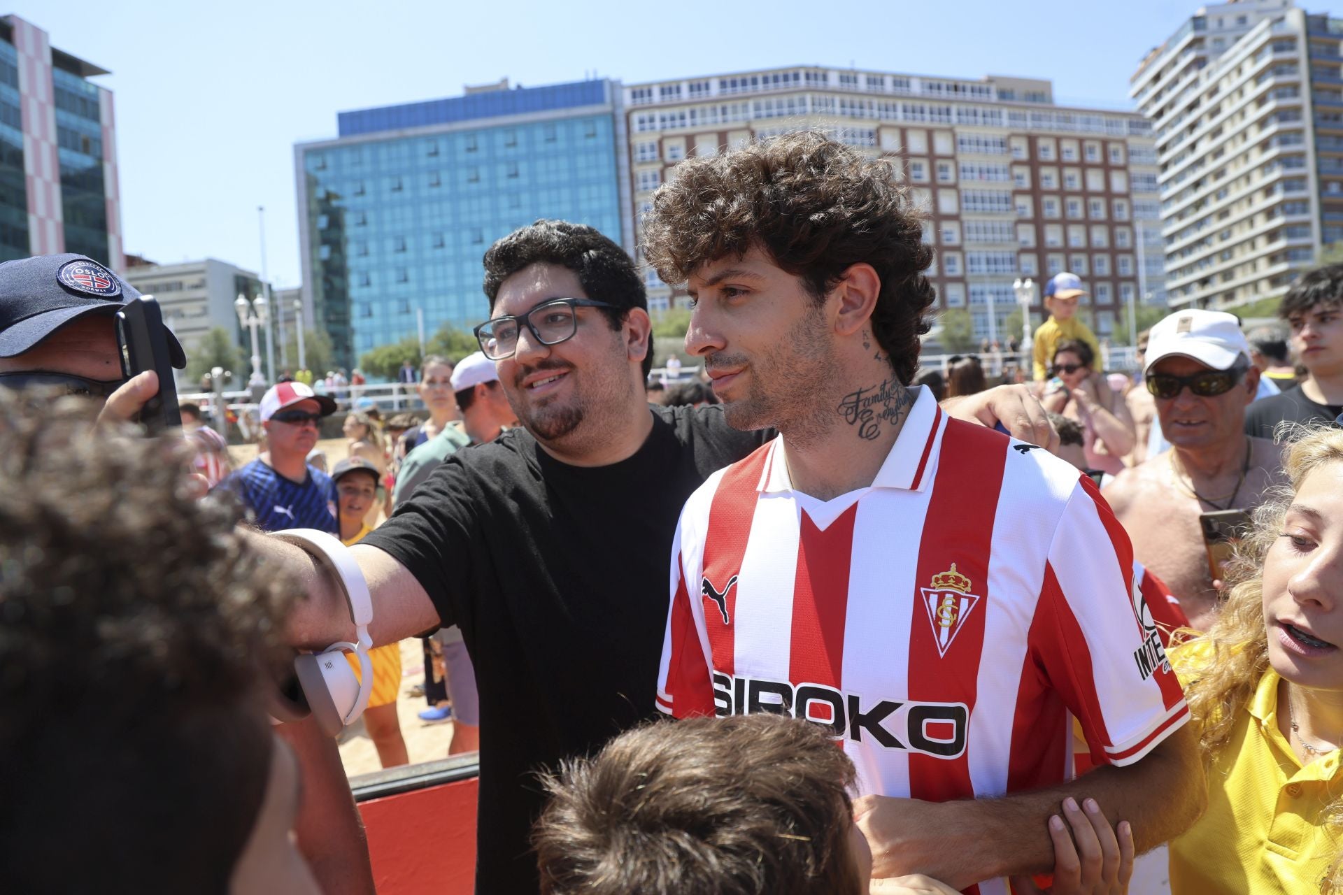 El Sporting de Gijón presenta su nueva equipación con una pachanga en la playa