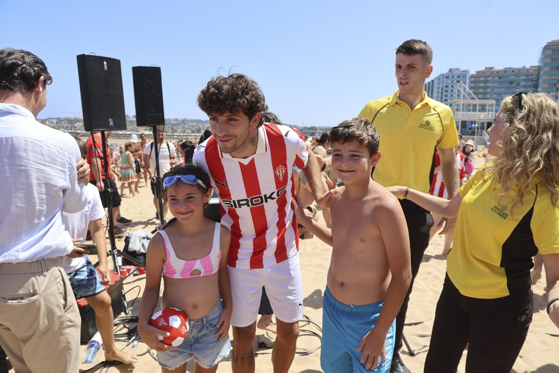 El Sporting de Gijón presenta su nueva equipación con una pachanga en la playa