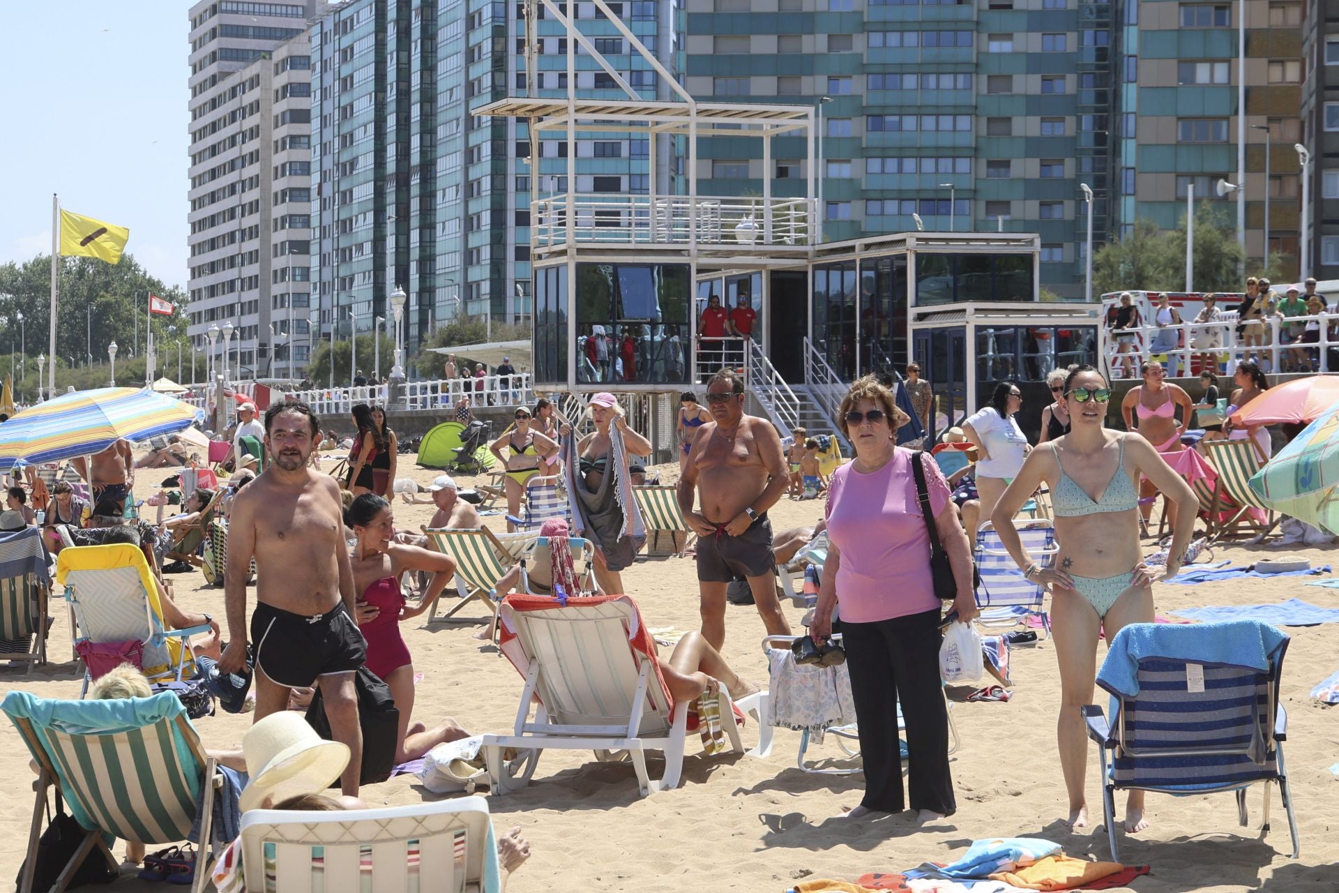 El Sporting de Gijón presenta su nueva equipación con una pachanga en la playa