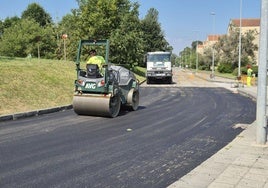 Trabajos de reparación del firme en la calle Juanelo Turriano.