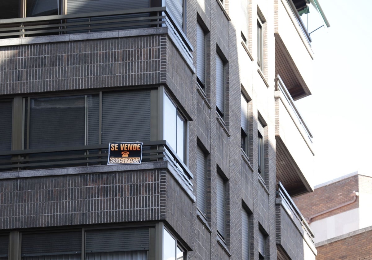 Vivienda a la venta en un bloque de edificos.