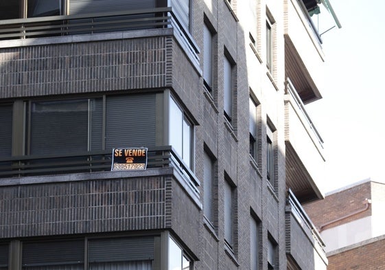 Vivienda a la venta en un bloque de edificos.