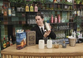 María Alonso, camarera del Hotel Palacio de Avilés, prepara el trago inspirado en Sanderson.