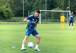 Alberto Reina, en una sesión de entrenamiento con el Real Oviedo.