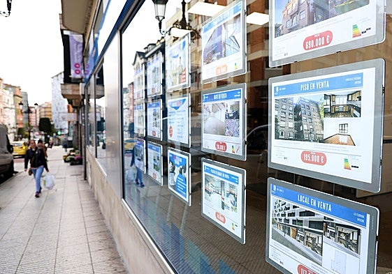 Anuncios de locales y pisos en venta y alquiler en una inmobiliaria de Asturias.