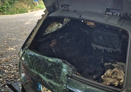 Estado en el que que quedó uno de los coches quemados el martes.