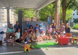 La concejala Lourdes García, a la derecha, durante su visita a uno de los campamentos.