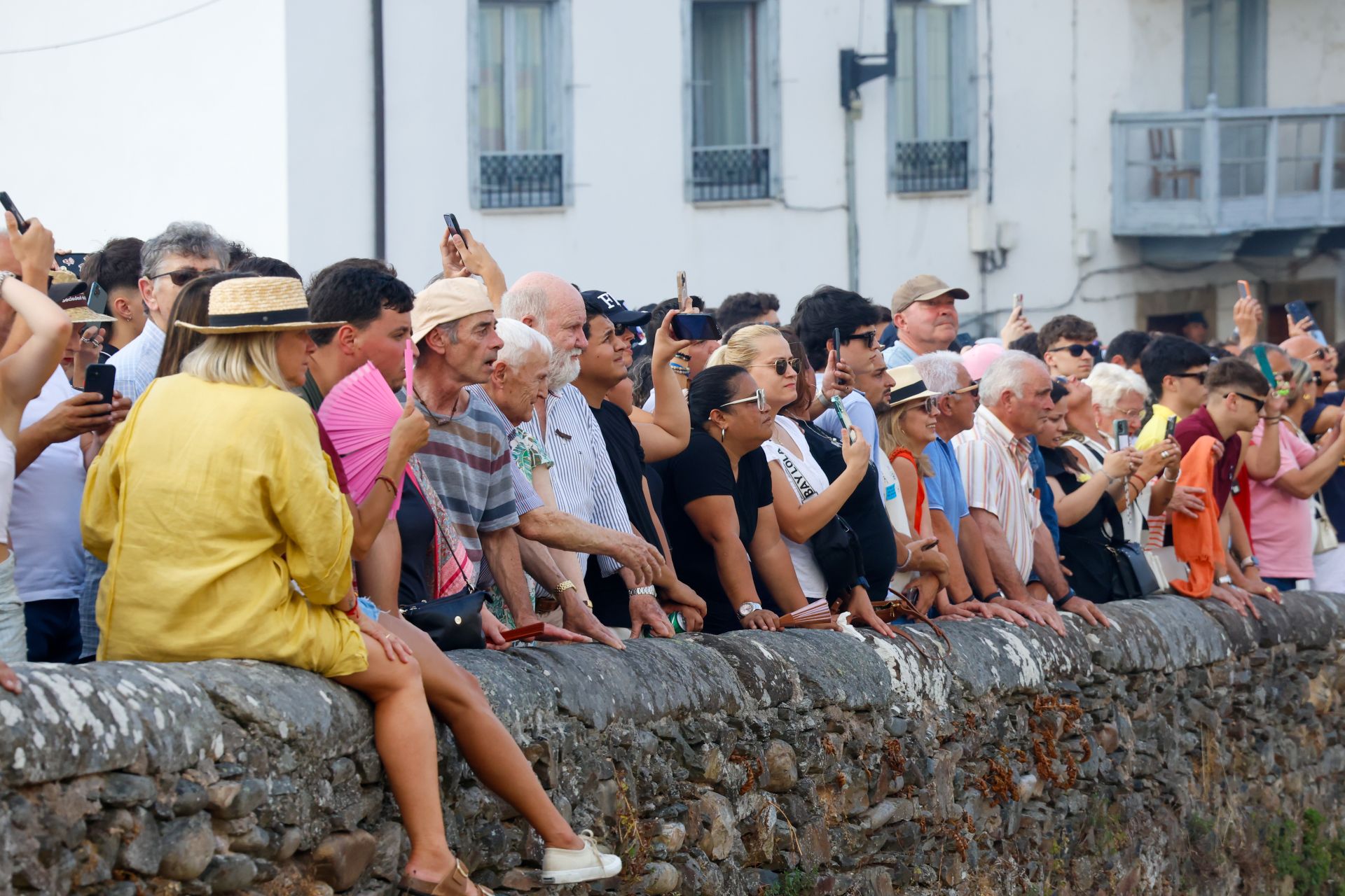 Cangas del Narcea estalla con las Fiestas del Carmen y La Descarga