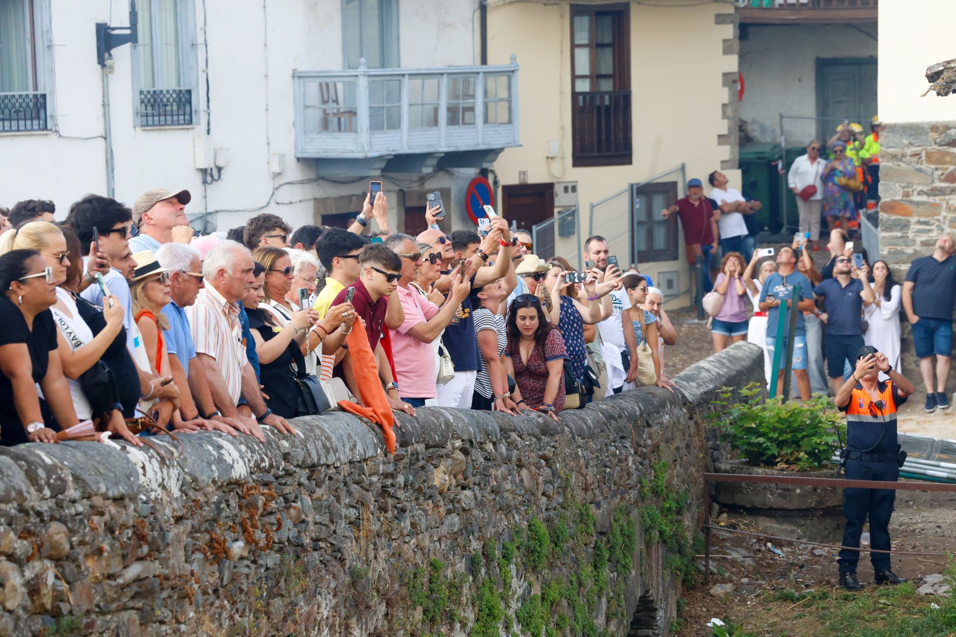 Cangas del Narcea estalla con las Fiestas del Carmen y La Descarga