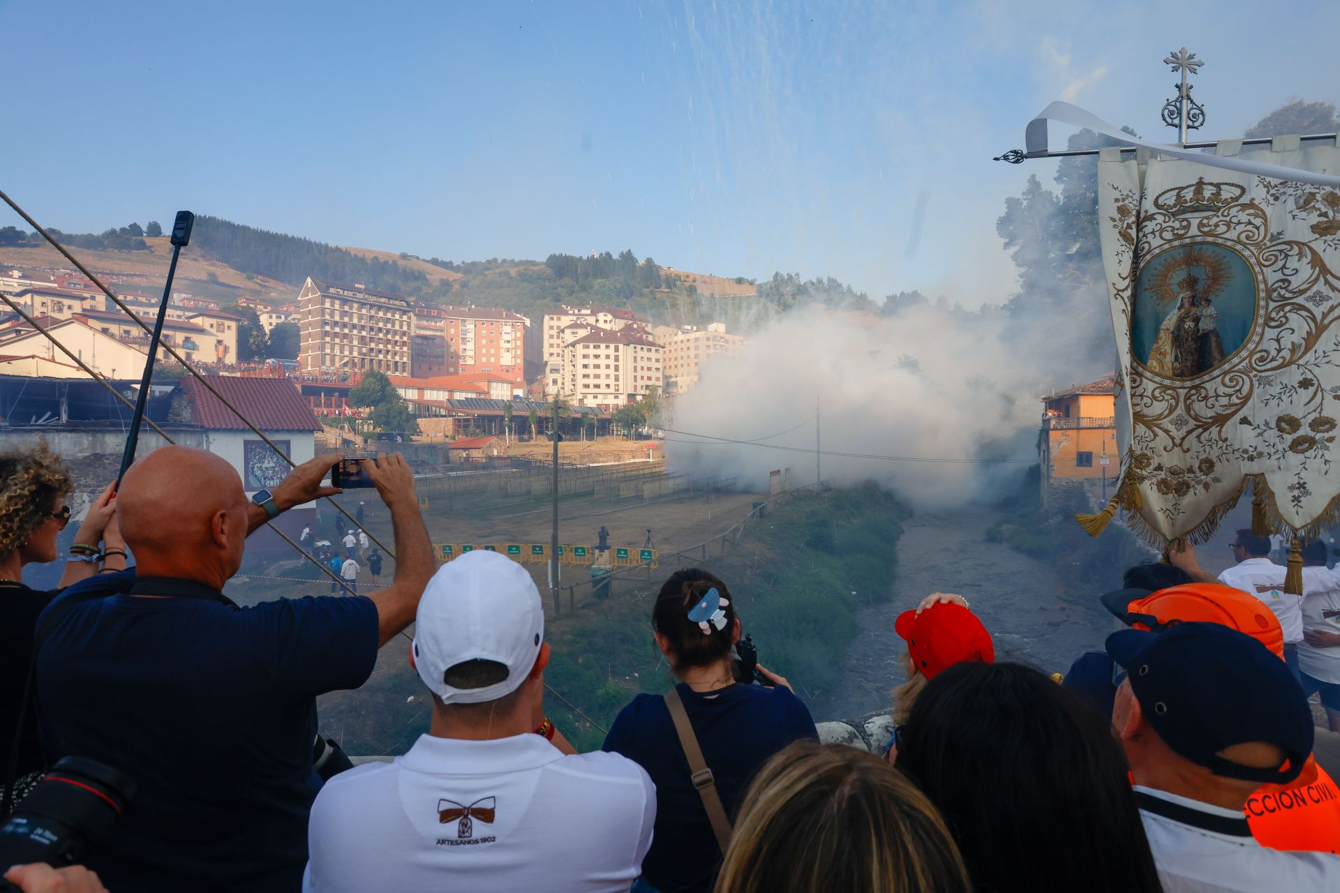 Cangas del Narcea estalla con las Fiestas del Carmen y La Descarga