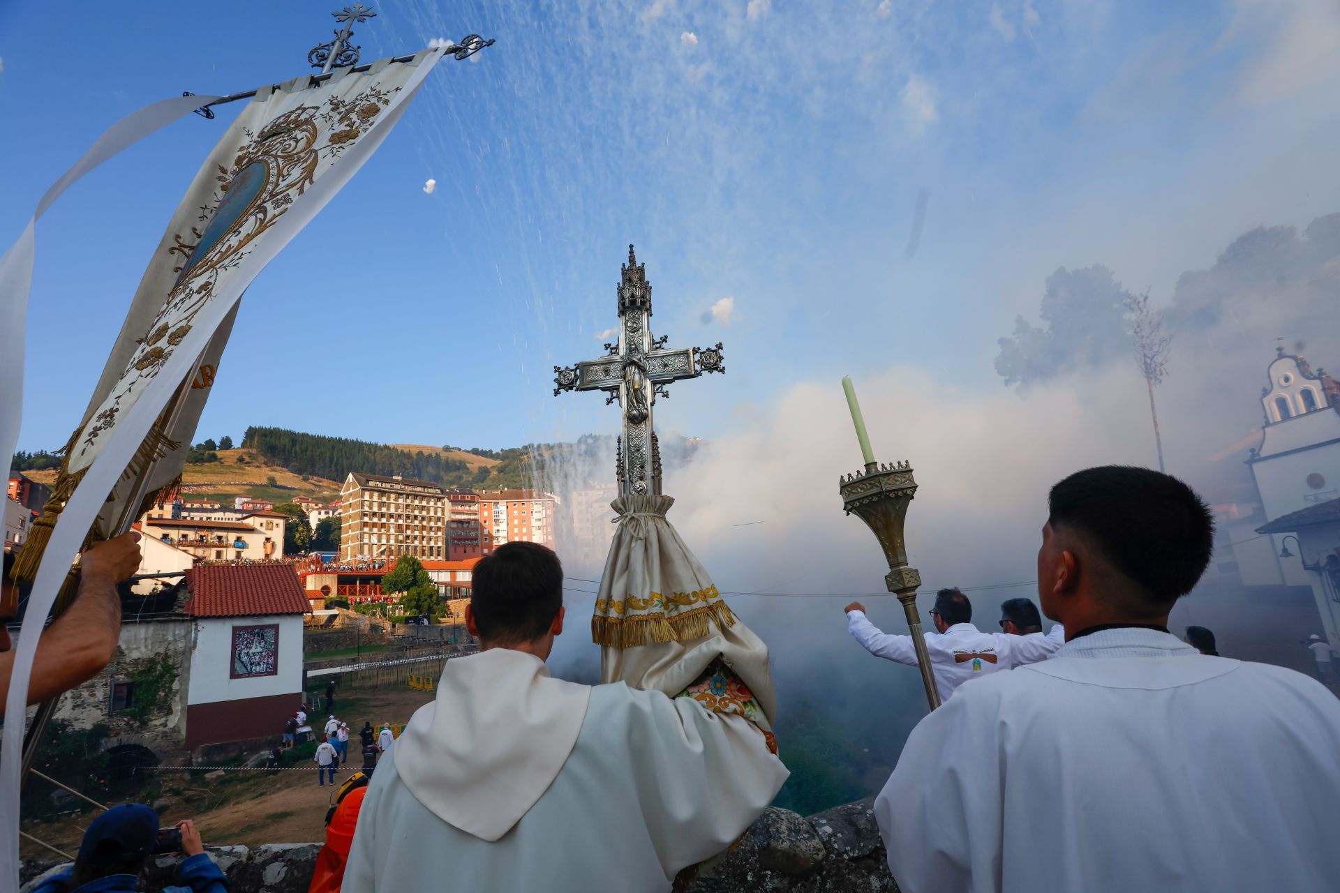 Cangas del Narcea estalla con las Fiestas del Carmen y La Descarga