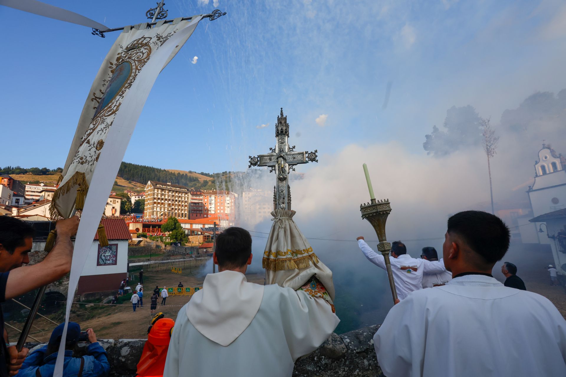 Cangas del Narcea estalla con las Fiestas del Carmen y La Descarga