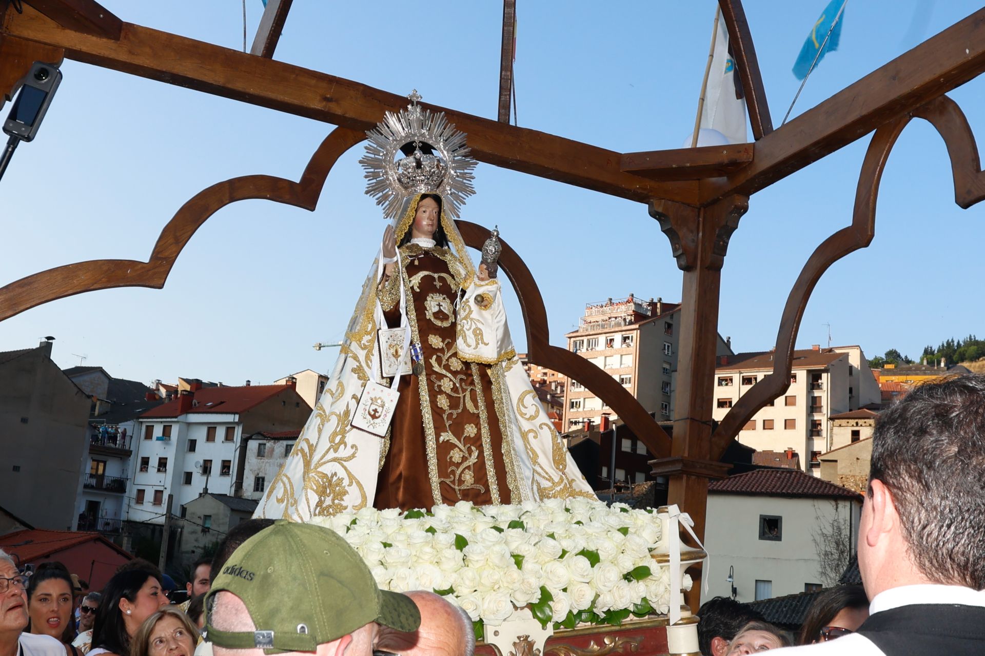 Cangas del Narcea estalla con las Fiestas del Carmen y La Descarga
