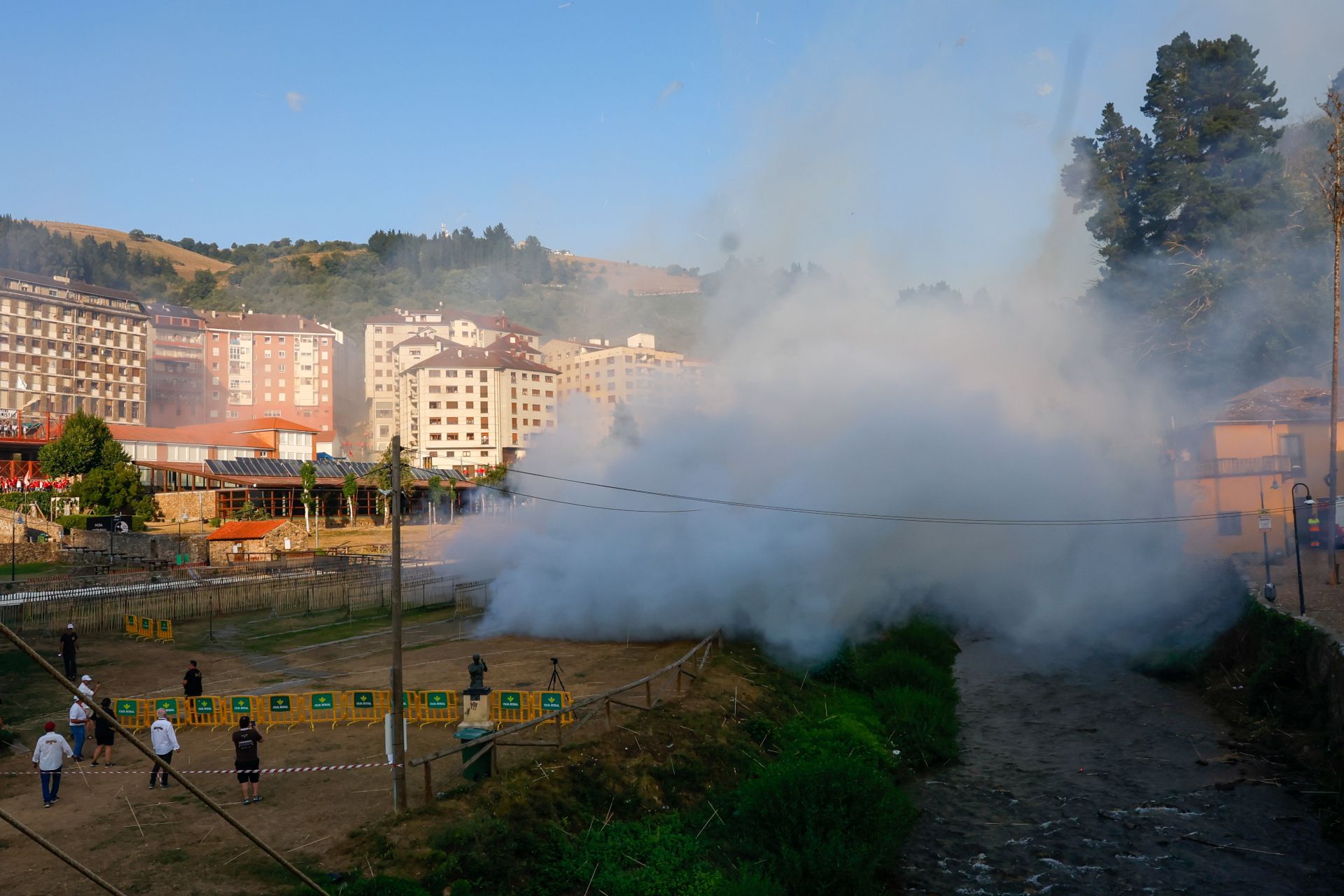 Cangas del Narcea estalla con las Fiestas del Carmen y La Descarga
