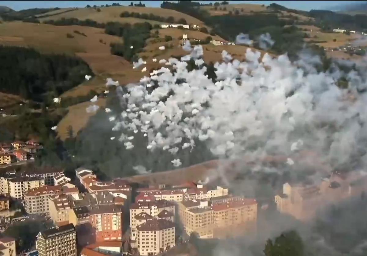 Las charangas ya animan las calles de Cangas del Narcea.