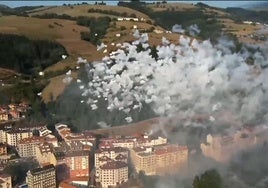 Las charangas ya animan las calles de Cangas del Narcea.
