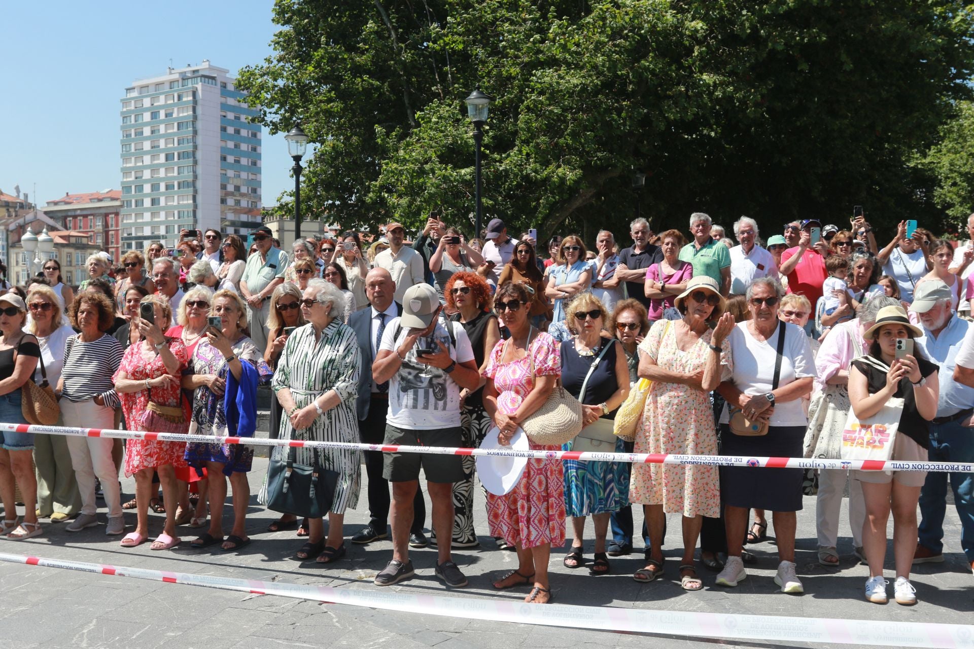 La Armada honra a la Virgen del Carmen en Gijón