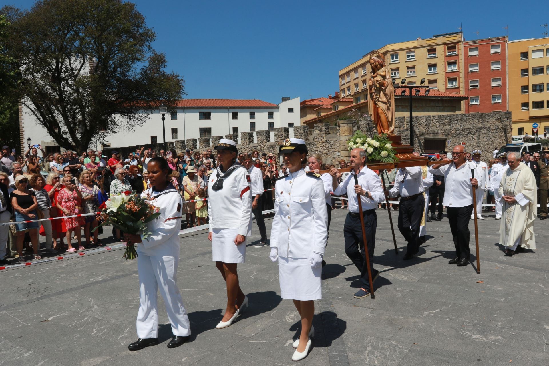 La Armada honra a la Virgen del Carmen en Gijón