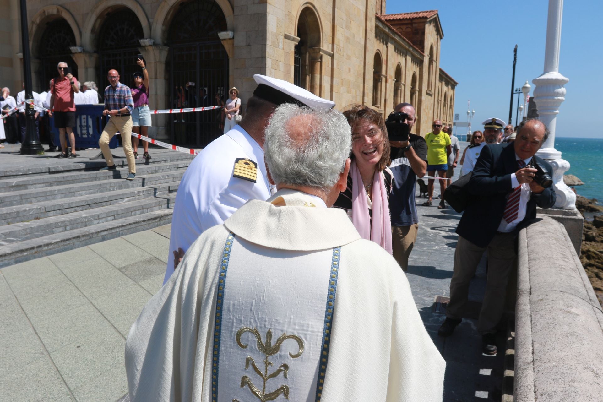 La Armada honra a la Virgen del Carmen en Gijón
