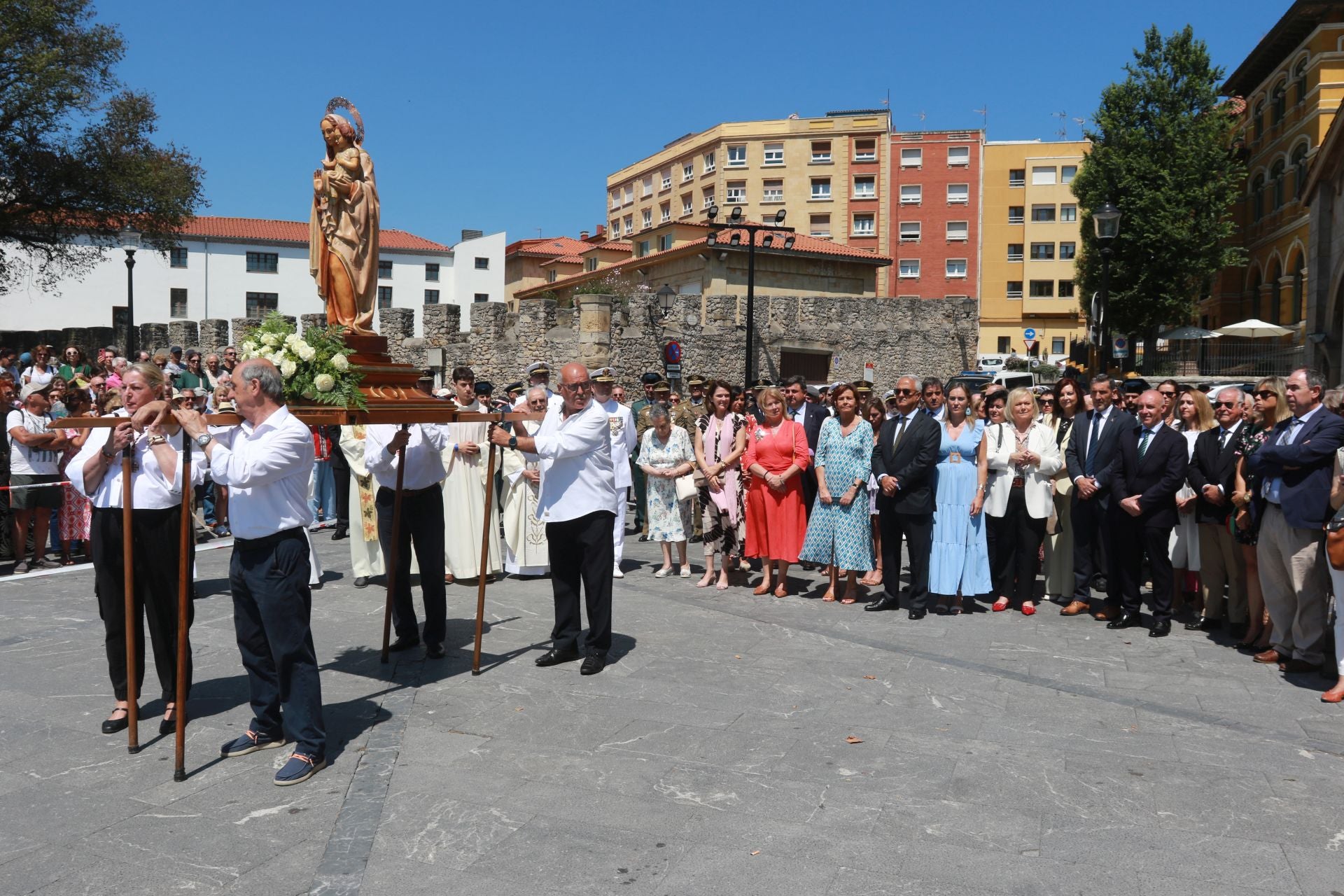 La Armada honra a la Virgen del Carmen en Gijón