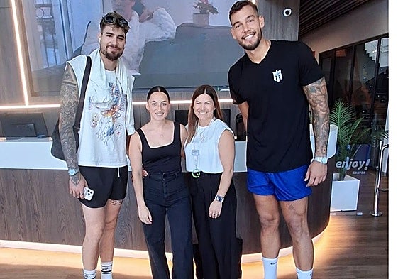 Juancho y Willy Hernangómez posan con dos trabajadoras en el Enjoy Sanfer.
