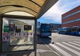 Una parada de autobús frente a las facultades del Cristo.