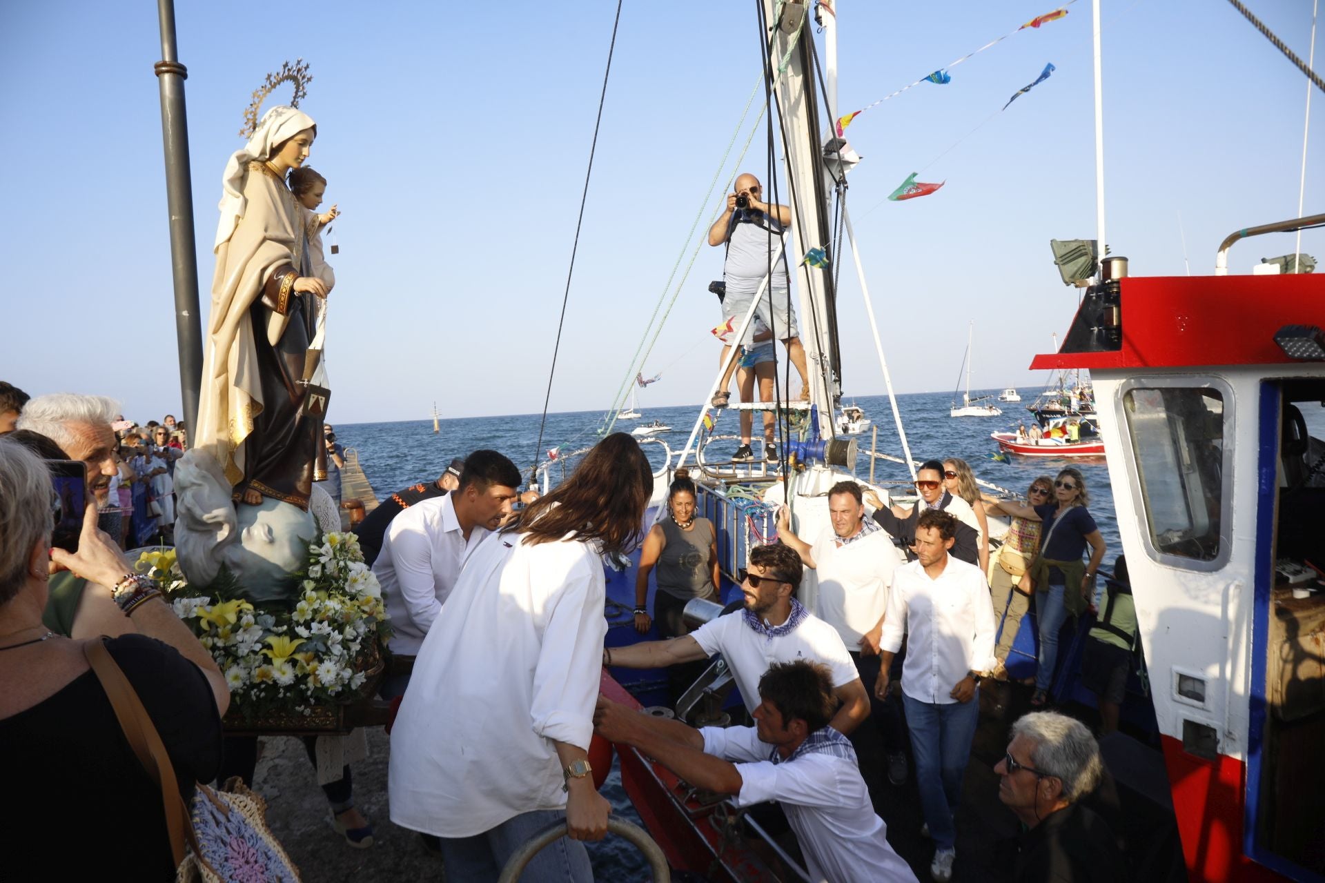 Luanco rinde su homenaje a a la virgen del Carmen