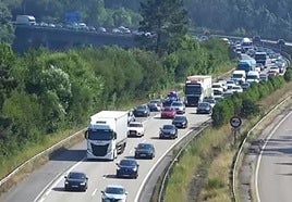 Tráfico denso en la autopista 'Y' tras el accidente.
