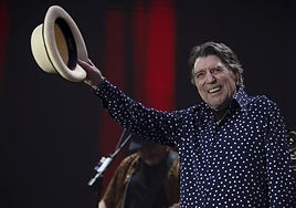 Joaquín Sabina, acompañado de sus músicos, volvió a mostrar su cariño hacia la ciudad de Gijón.