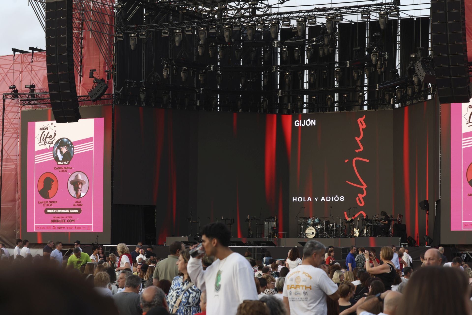 Gijón se rinde a Joaquín Sabina