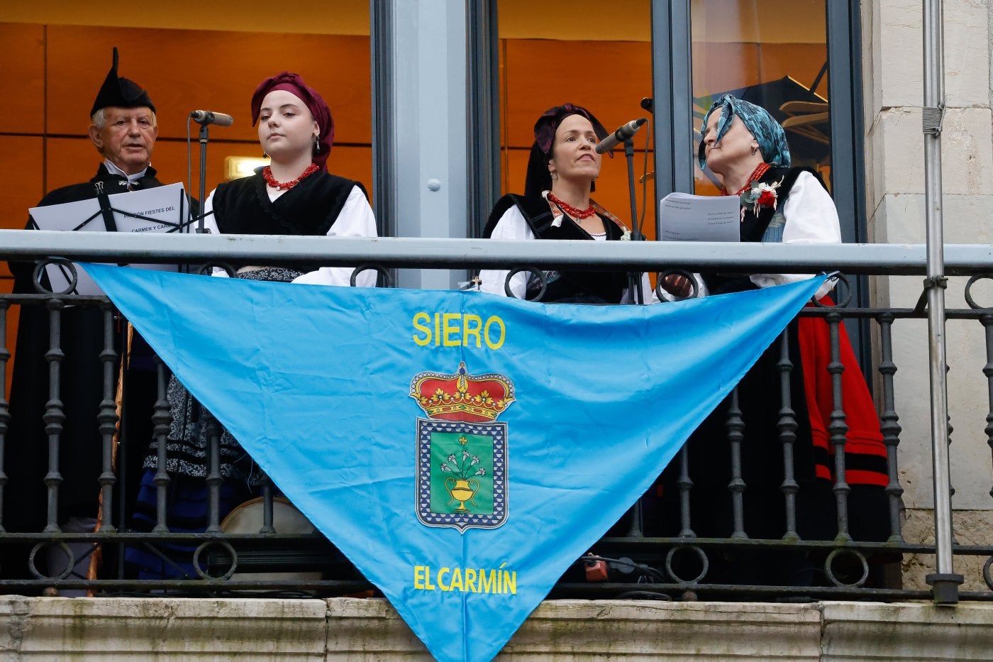 Miembros del Grupo Folclórico El Ventolín, en el balcón consistorial, en pleno pregón.