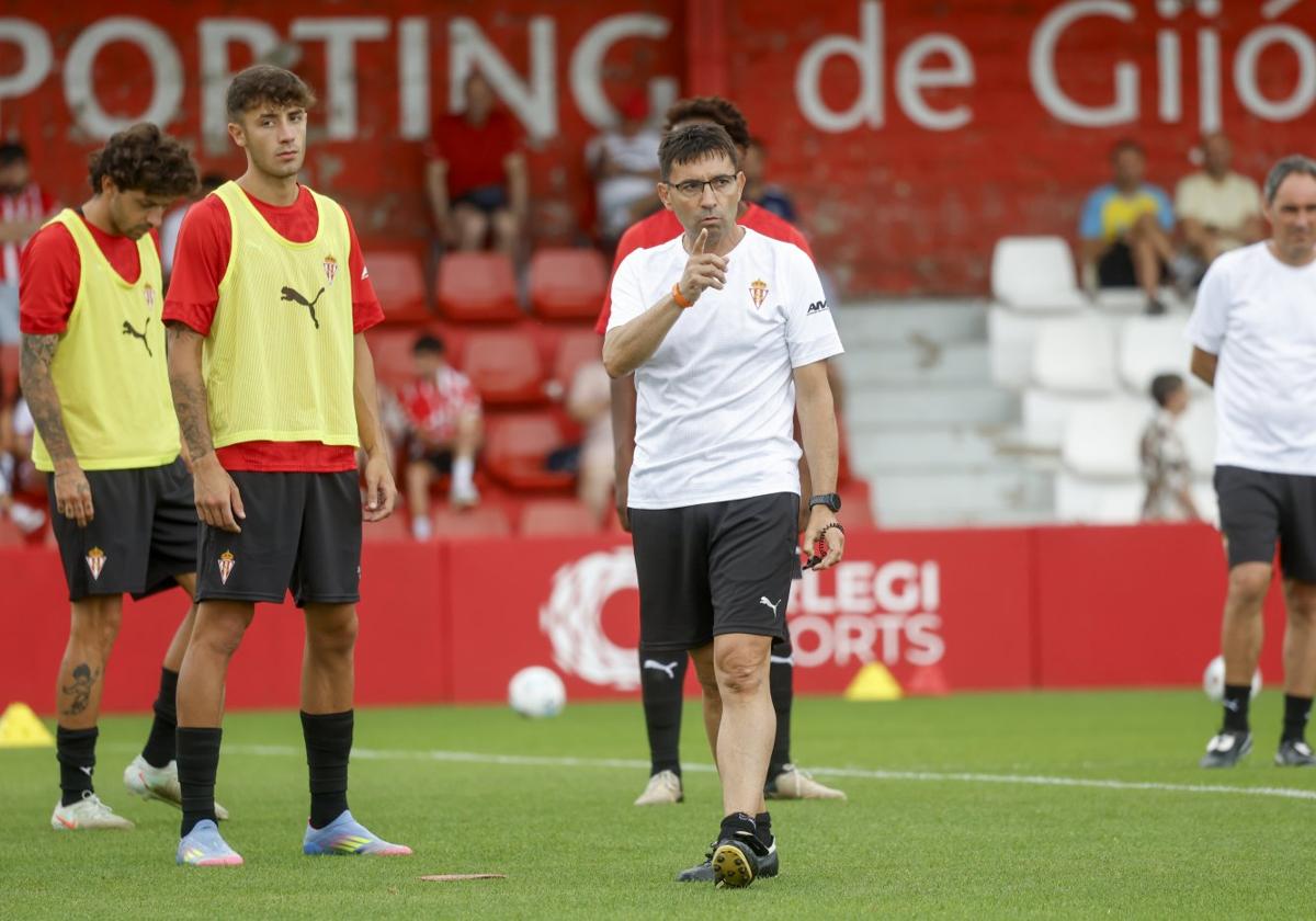 Garitano, dando órdenes durante la sesión.