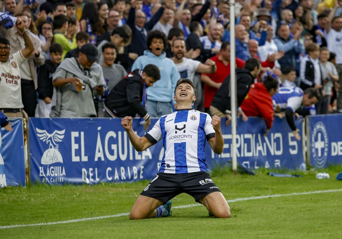Davo Fernández celebra uno de los dos goles que anotó al Rayo Majadahonda en la final por el ascenso.