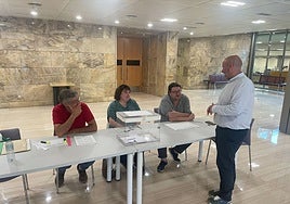 El director general de Planificación Agraria, Marcos da Rocha, saluda los integrantes de una de las mesas.