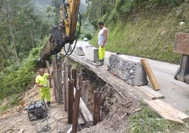 Operarios en la carretera de acceso a Merón.