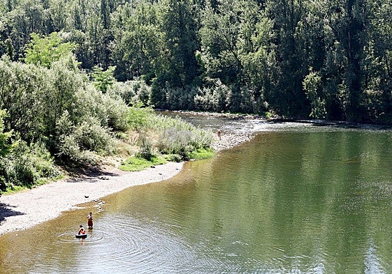 El río Nalón, a su paso por Las Caldas, es una zona muy frecuentada por bañistas; aunque en los últimos días, tras el ahogamiento de un joven, está mucho menos concurrido.
