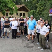 Los vecinos, durante la protesta en Las Caldas.
