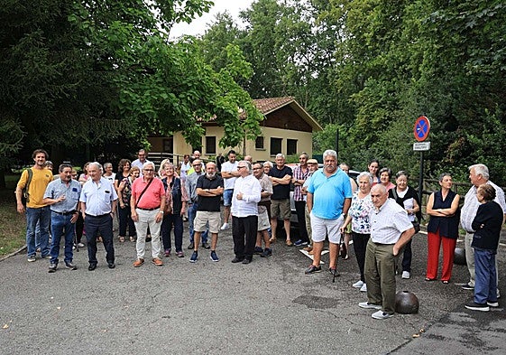 Los vecinos, durante la protesta en Las Caldas.