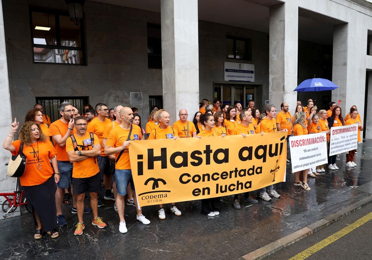 Un grupo de docentes se ha concentrado a las puertas de la consejería durante la reunión.