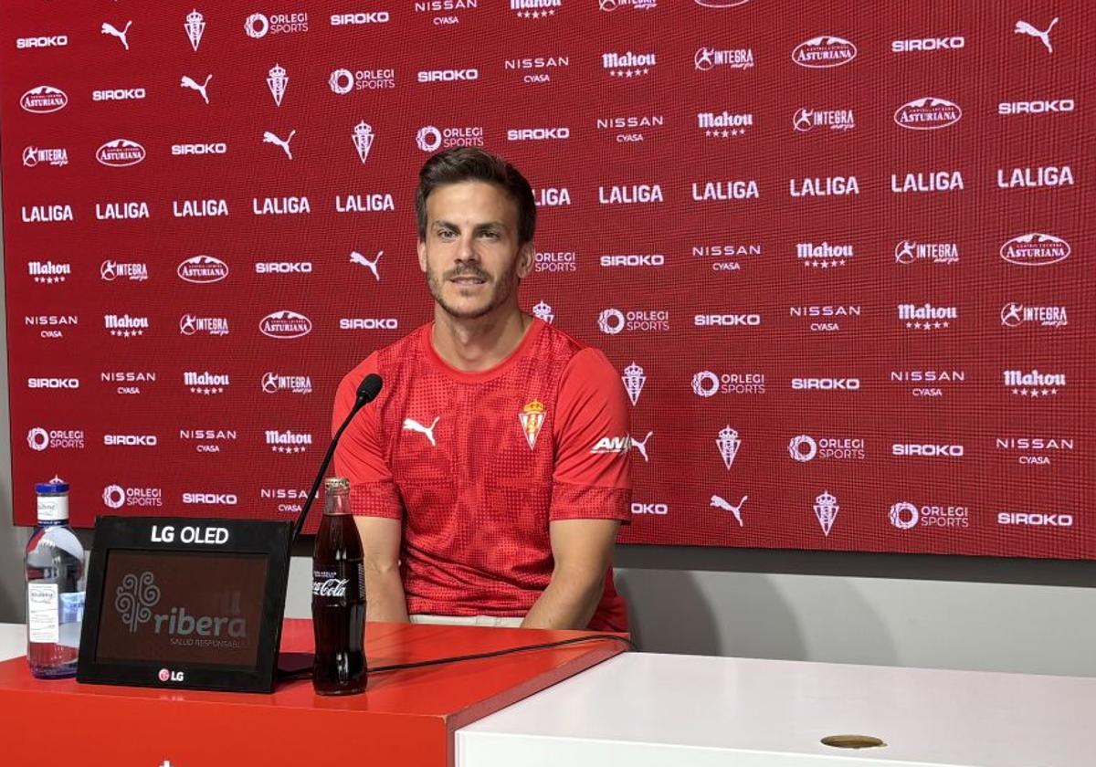 El defensa del Sporting Eric Curbelo lo tiene claro: «Para estar arriba tienes que ser un equipo muy sólido defensivamente»