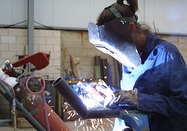 Una soldadora trabaja en un taller.