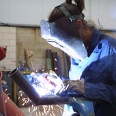 Una soldadora trabaja en un taller.