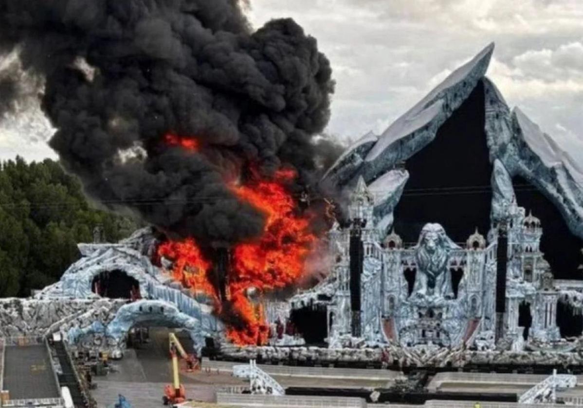El incendio en el escenario principal del festival Tomorrowland.